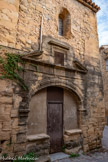 <center>Eglise Saint-Pierre</center>La chapelle basse dédiée à la confrérie de Saint-Joseph est accessible depuis l'extérieur par un portail Renaissance du début du XVIIe siècle.